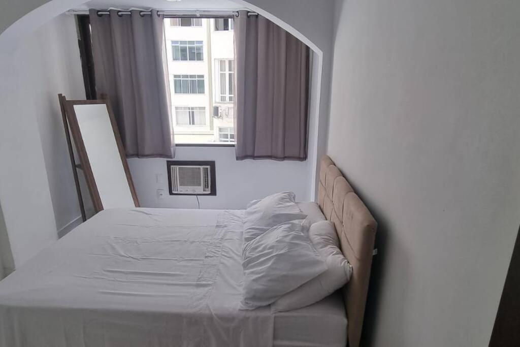 Quarto E Sala A Uma Quadra Da Praia Copacabana Posto 02 Rio de Janeiro Esterno foto
