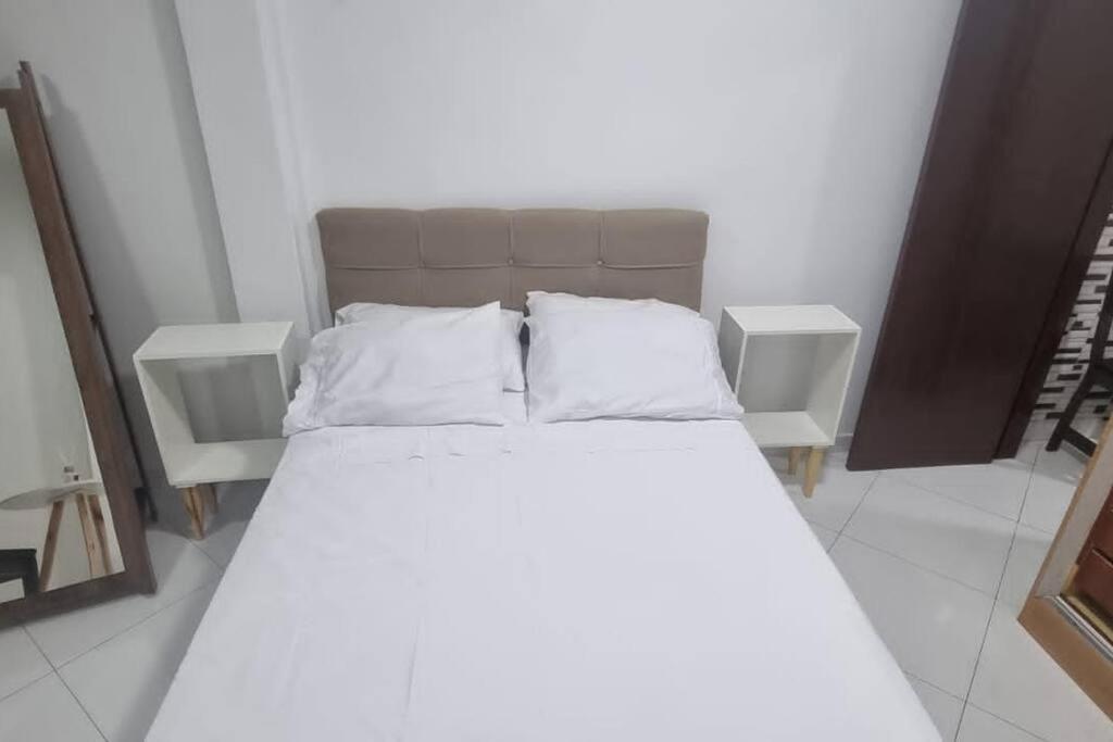 Quarto E Sala A Uma Quadra Da Praia Copacabana Posto 02 Rio de Janeiro Esterno foto