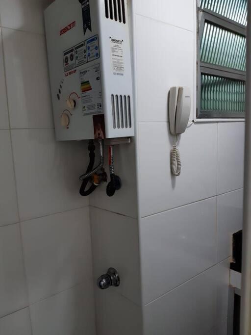 Quarto E Sala A Uma Quadra Da Praia Copacabana Posto 02 Rio de Janeiro Esterno foto
