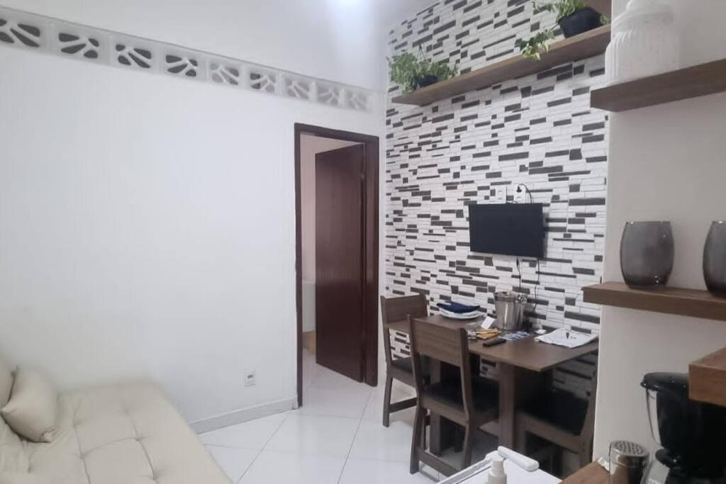 Quarto E Sala A Uma Quadra Da Praia Copacabana Posto 02 Rio de Janeiro Esterno foto